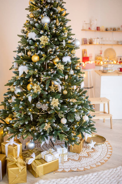 Árvore de Natal nevada branca com decoração de presentes interior da casa, Ano Novo  - Foto, Imagem