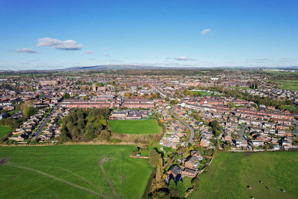 Vue aérienne du lotissement traditionnel en Angleterre. Regardant vers le bas les oiseaux, comme un village miniature. Agent immobilier - Photo, image