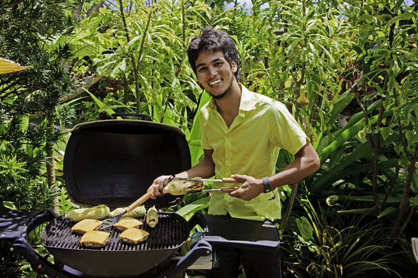 Homme cuisine des hamburgers sur un barbecue
 - Photo, image