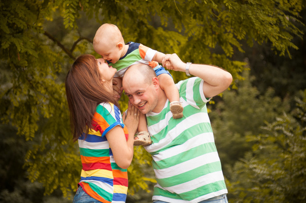 gelukkige familie plezier buitenshuis op een zomerdag - Foto, afbeelding