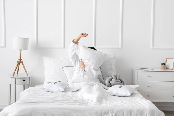 Manhã da jovem mulher sentada com travesseiro na cama - Foto, Imagem