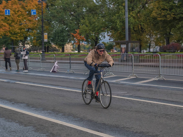 Russland, Sankt Petersburg, 26.09.2021: Amateurradrennen für Anfänger LA STRADA durch die bedeutendsten und malerischsten Orte - Foto, Bild