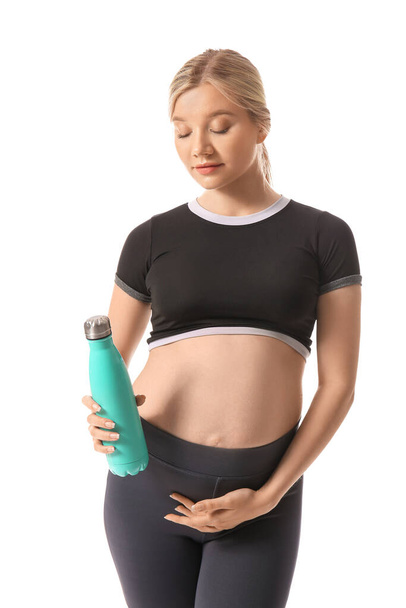 Młoda kobieta w ciąży z butelką wody na białym tle - Zdjęcie, obraz