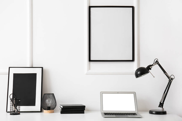 Stílusos otthoni munkahely laptoppal az asztalon - Fotó, kép