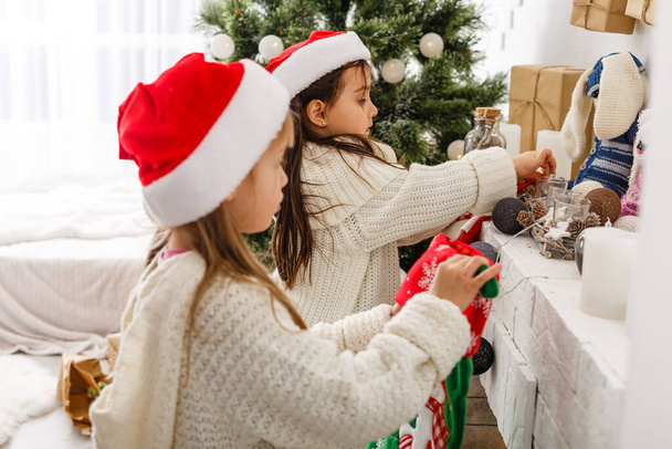Две маленькие девочки на рождественском фоне
 - Фото, изображение