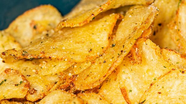 Natural fat potato chips with salt, black pepper, herbs and vegetable oil - Foto, afbeelding