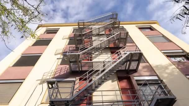 Metal merdiveni olan sanayi binası - Video, Çekim