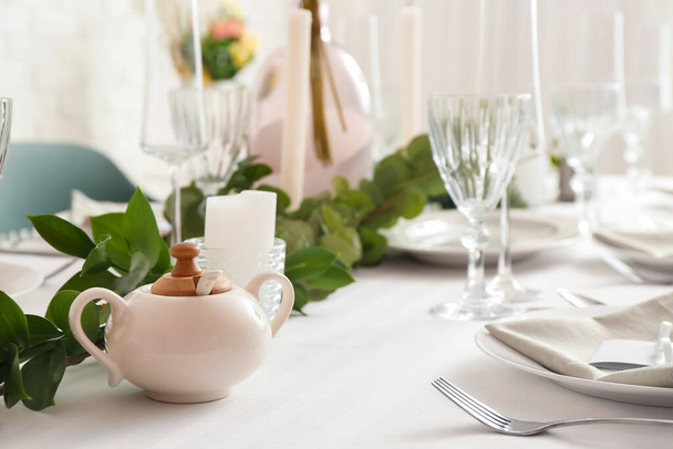 Hermoso escenario de mesa para la celebración de la boda en el restaurante, primer plano - Foto, imagen