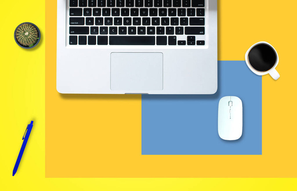 Horní pohled přes tablet smartphone notebook s barevným pozadím kancelářský styl . - Fotografie, Obrázek