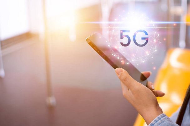 Os empresários estão usando tecnologia inovadora smartphone 5G. Mídia mista, conceitos digitais e conectando o mundo. - Foto, Imagem