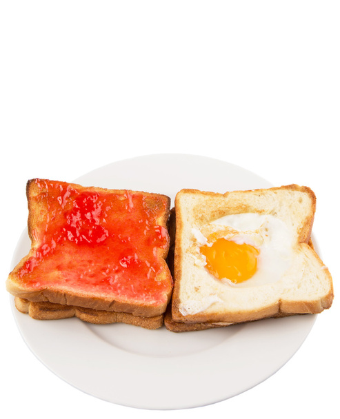 Pan tostado con huevo frito y mermelada de fresa en plato blanco
 - Foto, Imagen