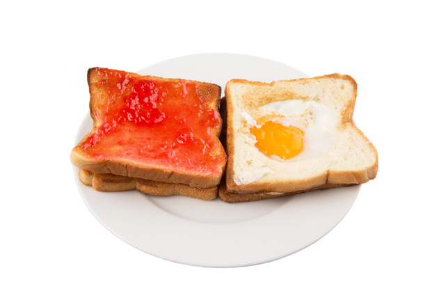 kenyér, pirítós, rántott tojás és eper lekvárral - Fotó, kép