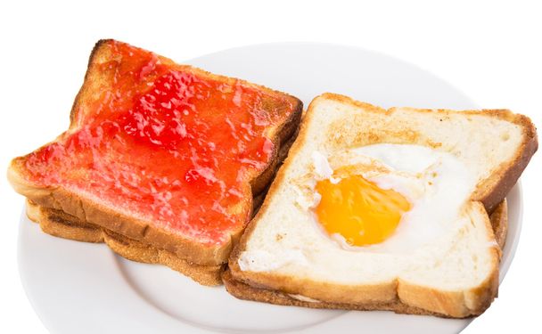 Leipä paahtoleipä paistettua munaa ja mansikkahilloa
 - Valokuva, kuva
