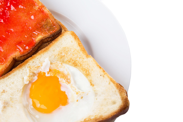 τοστ ψωμί με τηγανητό αυγό και μαρμελάδα φράουλα - Φωτογραφία, εικόνα