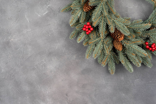 リースとクリスマスのバナー。松の実とクリスマスの花輪、ライトグランジの背景の果実。テキストのコピースペース - 写真・画像