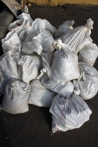 bolsas de basura blancas en la calle - Foto, imagen