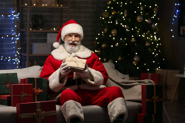 Santa Claus con cartas en casa en Nochebuena - Foto, imagen