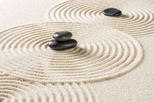 Japanischer Zen-Garten mit schwarzen Kieselsteinen - Foto, Bild