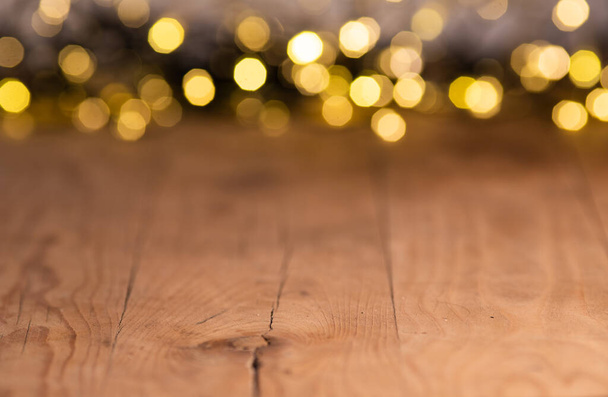 piano in legno vuoto con sfondo astratto bokeh oro chiaro sfocato. Per l'esposizione del prodotto di montaggio o la disposizione visiva chiave di progettazione - Foto, immagini