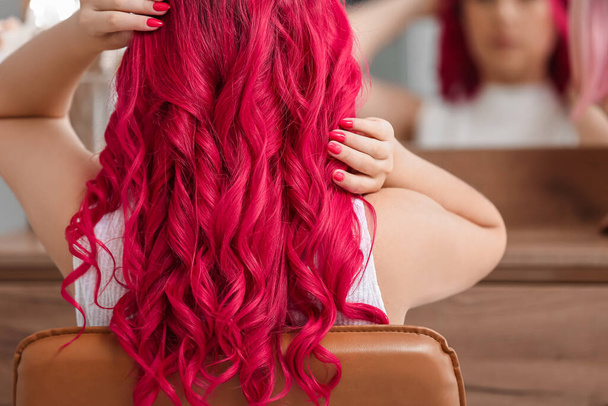 Fiatal nő élénk haj színe szépségszalonban - Fotó, kép