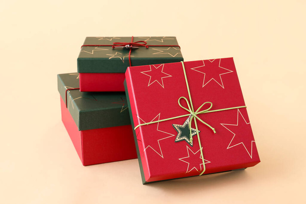 Caixas de presente de Natal em fundo bege - Foto, Imagem