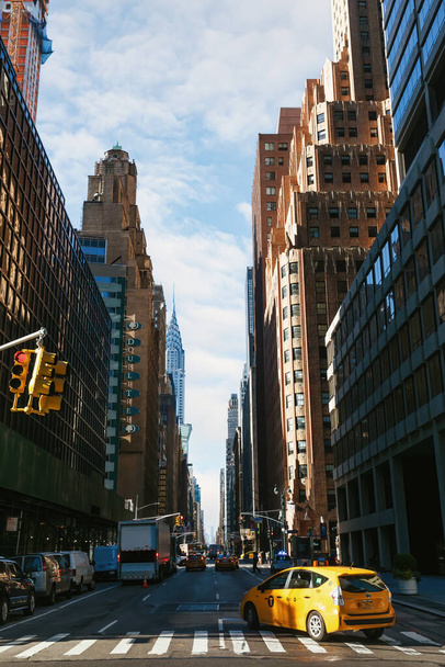 NEW YORK, USA - syys 23, 2017: Lexington Avenuen ja East 51st Streetin risteys New Yorkissa. Näkymä Chrysler-rakennukseen - Valokuva, kuva
