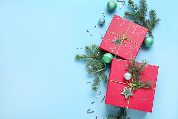 Piros ajándék dobozok és karácsonyi dekoráció színes háttér - Fotó, kép