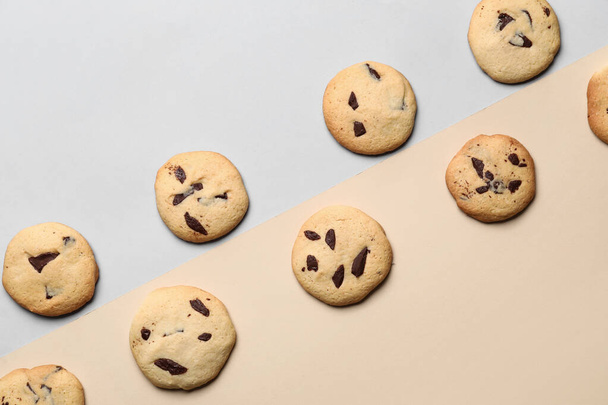 Deliciosas galletas con chispas de chocolate en el fondo de color - Foto, imagen