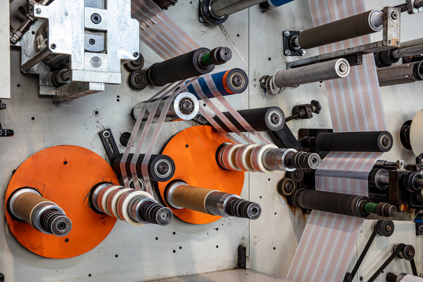 Kesme bıçaklı rotary die makinası. Koli bandı üretimi. Koli bandı üretimi. Fabrika, endüstri ve teknoloji alanında ambalaj hattı için modern makine. - Fotoğraf, Görsel
