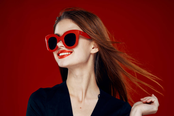glamoureuze vrouw met een zonnebril rode lippen poseren close-up - Foto, afbeelding