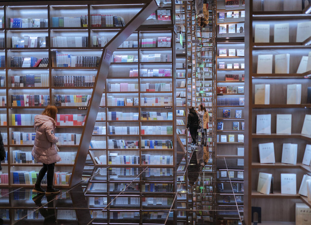 a group of people in the library - 写真・画像