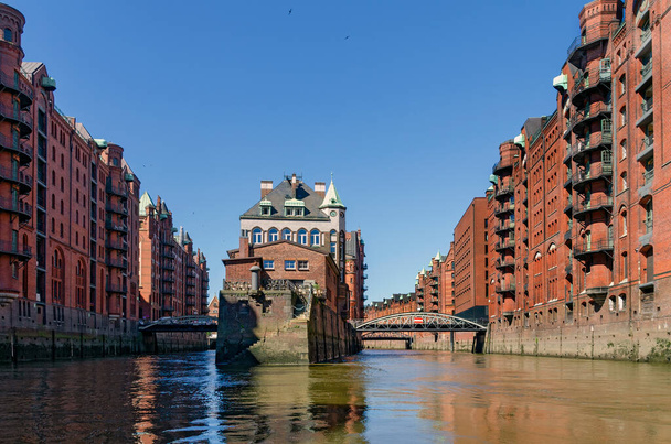 Filodan (kanal) Hamburg, Almanya 'daki Speicherstadt' ta Fleetschloesschen 'in arka tarafına bakın. - Fotoğraf, Görsel