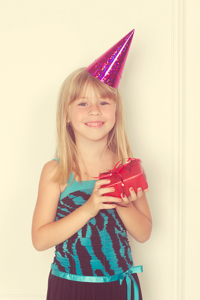dívka s dárek k narozeninám a čepici - Fotografie, Obrázek