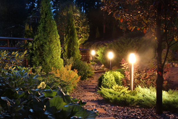 Patio iluminado camino jardín
 - Foto, Imagen