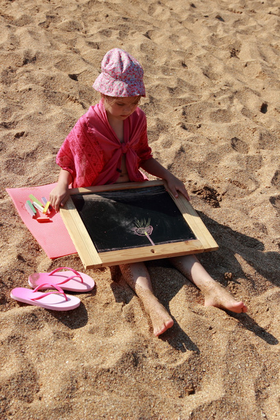 Kid drawing on the beach - Foto, immagini