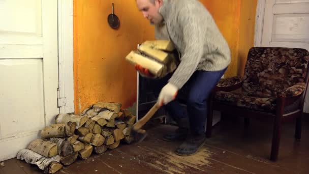 Dorfbewohner tragen Waffen aus Brennholz und Axt in der Nähe eines ländlichen Ofens - Filmmaterial, Video