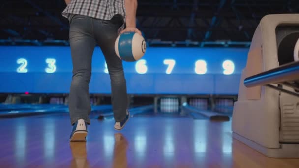 Kamera sleduje jednoho bělocha, který házel bowlingovou kouli na hrací dráhu a radoval se ze zhroucených špendlíků. Jeden muž bowling ve zpomaleném filmu - Záběry, video