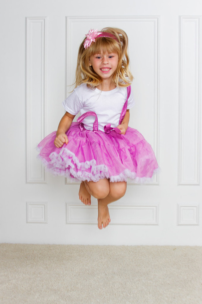 skoki podekscytowany dziewczyna ubrana w piękną suknię - Zdjęcie, obraz