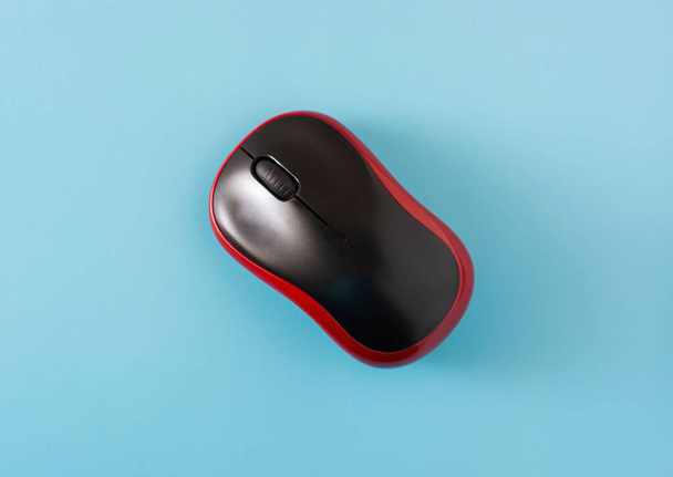 myš černá s červenými vložkami počítač bezdrátový s bluetooth na modrém pozadí, plochý ležel minimální koncept. kopírovat prostor. - Fotografie, Obrázek
