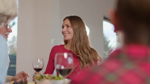 Heureuse famille qui dîne avec du vin rouge à la maison - Séquence, vidéo