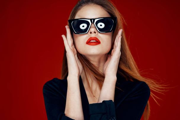 glamorous woman wearing sunglasses red lips posing close-up - Foto, Imagen