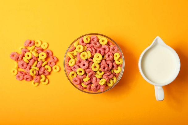kolorowe pierścienie kukurydzy na śniadanie na stole z bliska - Zdjęcie, obraz