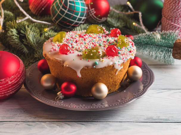 Zoete kerstcake met kerstdecor en verlichting - Foto, afbeelding