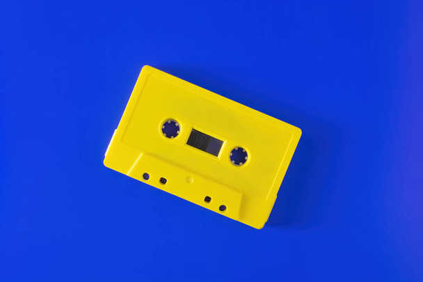 κίτρινο χρυσό vintage κασετόφωνο σε σκούρο μπλε φόντο. επίπεδο lay, αντίγραφο χώρου. - Φωτογραφία, εικόνα
