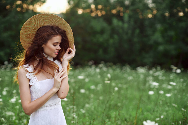 Woman with hat in a field of flowers nature freedom - Foto, imagen