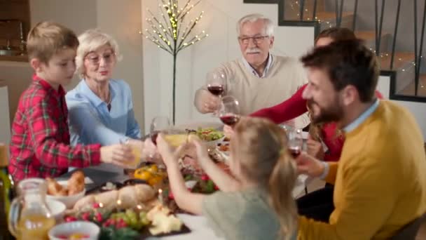 Familia feliz cenando con vino tinto en casa - Imágenes, Vídeo