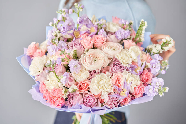 Piękny bukiet kwiatów w ręce kobiety. Koncepcja kwiaciarni. Piękny, świeży bukiet. Dostawa kwiatów - Zdjęcie, obraz