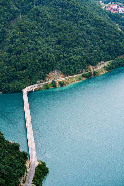 Luftaufnahme der Schlucht des Piva-Sees. Montenegro - Foto, Bild