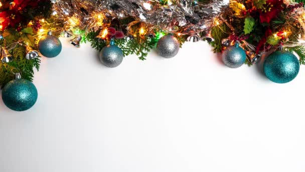 Slavnostní vánoční míče, lesklý tinkel, světýlka a hadovitý na hranici s prostorem pro design. Krásná zelená jedle větve dekor s vánoční ozdoby ozdoby na bílém banneru. Koncept Winter Noel - Záběry, video
