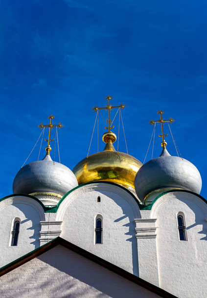 Novodevichy convent (Bogoroditse-Smolensky monastery) on a sunny day. The domes of the Cathedral of Our Lady of Smolensk (16th century). Moscow, Russia. UNESCO world heritage site     - 写真・画像